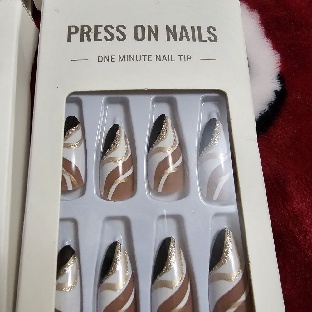 Bundle of Six Pack of Press On Nails - Picture 5 of 9